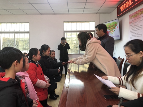 【聚焦】“幫貧助優，匯聚公眾之愛”紅巖寺鎮中心小學獎學金、助學金發放活動